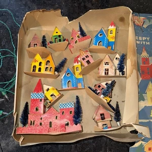 Antikes Putz verschlafenes Weihnachtsdorf 12 Häuser Set Lichter funktionieren nicht Japan lesen - Bild 1 von 14