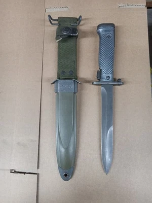 US M5A1 BAYONET 1950'S ERA ALUMINUM HANDLE IN US M8A1 SCABBARD - Image 1 of 2