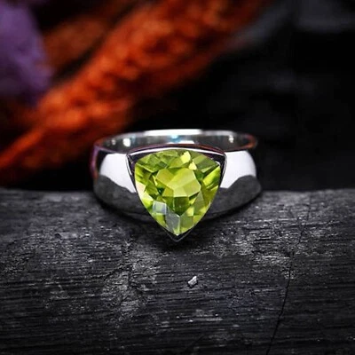 2Ctw Trillian 切割天然橄榄石男式订婚戒指 14K 镀白金 — 第 1/4 张图片