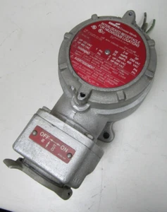 CROUSE-HINDS 20 AMP EXPLOSION PROOF 3 PIN RECEPTACLE WITH TWIST SWITCH FSQC230 - Picture 1 of 7