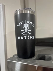 Bicchiere ufficiale Kenny Chesney No Shoes Nation nero isolato bevande calde fredde - Foto 1 di 14