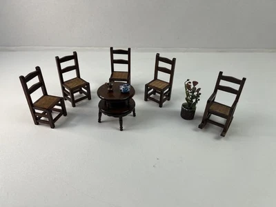 Lote de muebles de madera para casa de muñecas - 4 sillas de comedor, mecedora, mesa auxiliar ++ Foto 1 de 4