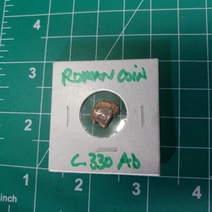 Antikes römisches Bronze-Münzfragment - Bild 1 von 9