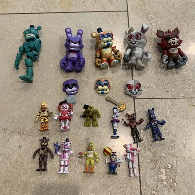 Juego de figuras de acción Five Nights at Freddy’s Funko lote de 4 figuras de 3,5” 11 figuras de 2,5” Foto 1 de 4