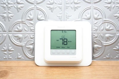 Honeywell Home Pro Series Programmable Thermostat  th6210u2001 g52 - Image 1 of 4