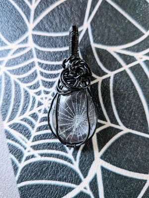 Colgante envuelto en alambre de cobre telaraña conservada hecho a mano Foto 1 de 2