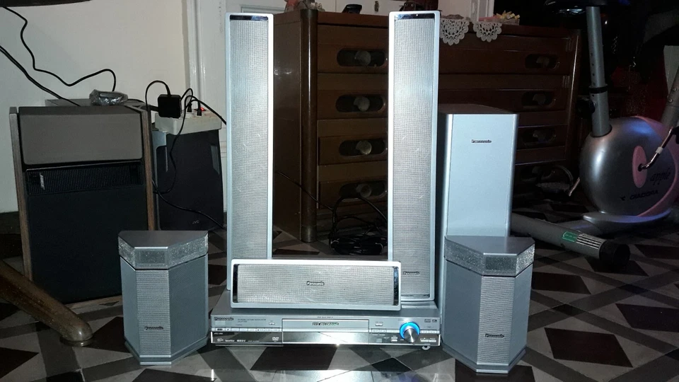 IMPIANTO DOLBY DIGITAL PANASONIC  COLLEGABILE AL CELLULARE,  TELECOMANDO ROTTO  - Immagine 1 di 1