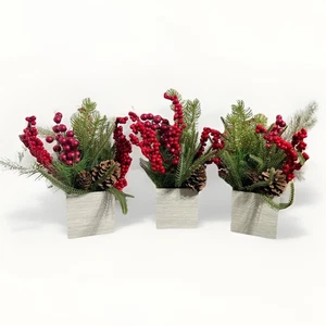 "Juego de 3 arreglos de imitación de piña bayas de Navidad en macetas cuadradas blancas de 12""" - Imagen 1 de 8