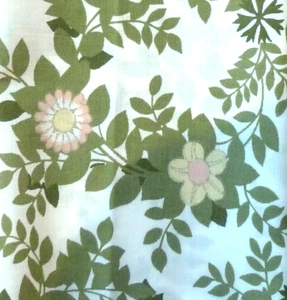 Vintage floral green white cotton fabric patchwork sewing remnant FQ 19 x 24 ins - Picture 1 of 1