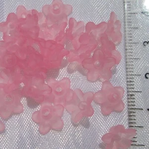 LOT 100 PERLES FLEURS CLOCHETTES ROSES LUCITE PLASTIQUE ACRYLIQUE DECO 10MM F124 - Picture 1 of 1
