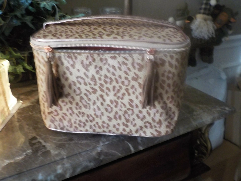 Bolsa de Maquillaje IPSY Estampado Animal Guepardo XLg con Cremallera y Asa Borlas Foto 1 de 1