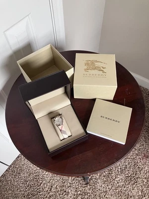 Nuevo reloj Burberry City Nova 26 mm BU9212 plateado para mujer y mujer Foto 1 de 4