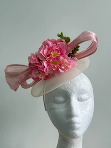 New white saucer fascinator with pink silk abaca loops and flowers on a headband - Bild 1 von 6