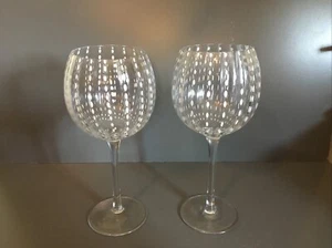 Circleware? Peale? Oros? "Juego de 2 copas de vino de cristal con globo de puntos blancos de 8,75""" - Imagen 1 de 3