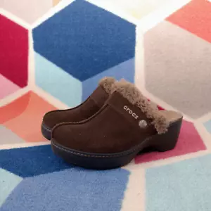Zuecos Crocs para mujer zapatero mula marrón gamuza forro de piel sintética sin cordones talla 6 EE. UU. - Imagen 1 de 7
