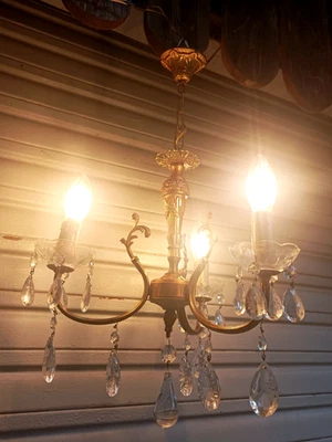 Ancien lustre 3 feux à pampilles de style Louis XV / complet en état de marche - Photo 1/4