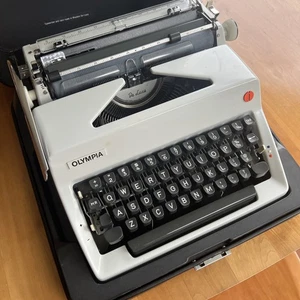 Vintage Olympia SM9 De Luxe Manual Typewriter 1970s With Case West Germany - Picture 1 of 6