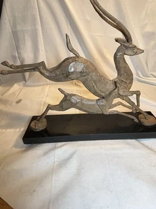 "Escultura de antílope base de piedra de metal funcionando 15 3/4""" - Imagen 1 de 14