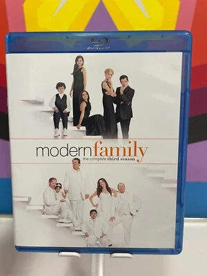 Modern Family: the Complete Third Season (Blu-ray) - Image 1 of 2