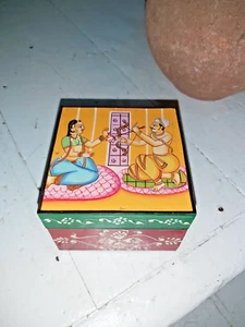 HAND PAINTED INDIAN MANGO WOOD TRINKET/JEWELLERY BOX - ARROW OF LOVE SCENE - Picture 1 of 12