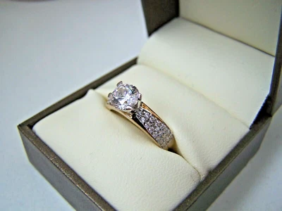 GORGEOUS SOLID 9CT GOLD SIMULATED DIAMOND ENGAGEMENT DRESS RING SIZE L 5.75  - Imagem 1 de 4