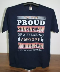ORGOGLIOSO GENERO DI UNA FOLLE FANTASTICA SUOCERA... T-Shirt Grande, Blu - Foto 1 di 4