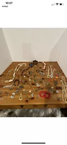 RIESIGE MENGE NACHLASS CUSTOME SCHMUCKBROSCHEN, OHRRINGE, HALSKETTEN UND MEHR - Bild 1 von 12