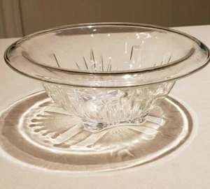 Kleine klare Glasschale mit Vertiefung, 7 1/8" breit x 2 3/4". - Bild 1 von 3
