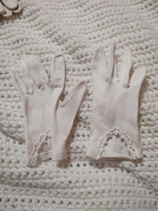 Vintage white cotton Ladies Gloves with Embroidered Flowers - Picture 1 of 5