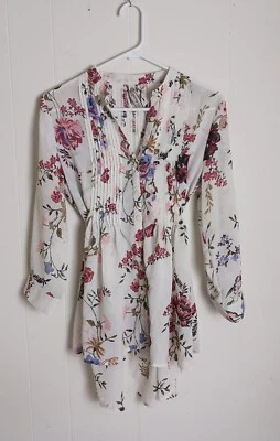 Blusa American Rag blanca/borgoña/rosa floral esmoquin con lazo delantero trasero pequeña Foto 1 de 4