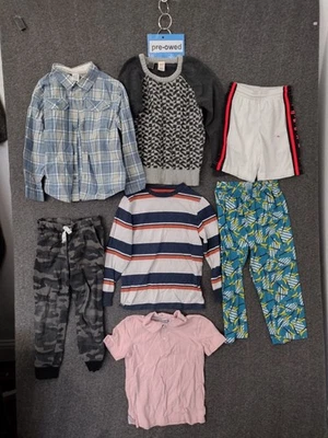 Paquete de 7 camisas de vestir + suéter + pantalones de pijama + pantalones camuflados de marca surtida para niños Foto 1 de 4