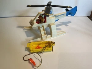 Vintage Fisher Price Adventure People Rettungshubschrauber 305 mit Personen und Boot - Bild 1 von 9