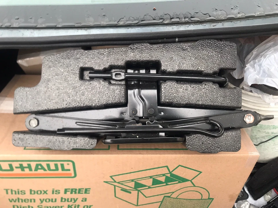 2007-2009 Hyundai Santa Fe Spare Tire Jack Tool Kit OEM - Image 1 of 4
