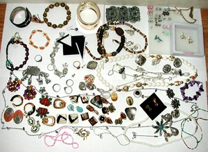 LOT OF COSTUME JEWELRY: NECKLACES, PINS, BROOCHES, BRACELETS, EARRINGS, RINGS - Picture 1 of 10