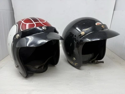Lote de 2 capacete de motocicleta Bell RT 1977 e 1981 preto e pintura personalizada 7 1/8 - Imagem 1 de 4