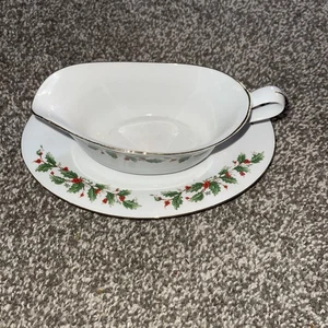 China Pearl Gravy Boat. Holly And Berry Pattern With Gold Trim. - Picture 1 of 6