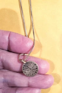 Collar Colgante Sunburst Tono Dorado (No Oro Real) Usado - Imagen 1 de 9