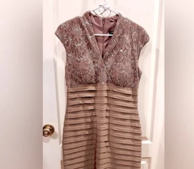 Vestido R&M Richard’s corpiño de encaje topo con falda de lentejuelas en capas talla 12P Foto 1 de 4