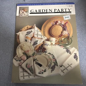 Patrón de punto de cruz contado para fiesta de jardín Pfaltzgraff volumen uno - Imagen 1 de 2