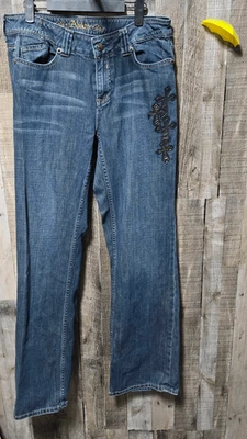 Pantalones de mezclilla de tiro bajo con parche cruzado acampanados Adiktd Foto 1 de 4