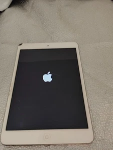 Apple iPad mini 1. Gen. 16GB, WLAN 20,07 cm 7,9 Zoll Model A1432 silber #087 - Bild 1 von 8