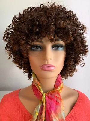 Peluca afro con flequillo sin encaje sintética resistente al calor corta rizada. Fácil de llevar Foto 1 de 4