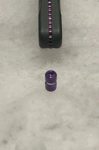 Perno para pulgar de acero inoxidable púrpura translúcido para cuchillo de mango de aluminio 940 hecho en banco - Imagen 1 de 5