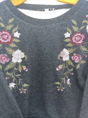 Sudadera Express One Eleven Mujer Pequeña Recortada Gris Bordada Linda Floral Foto 1 de 4