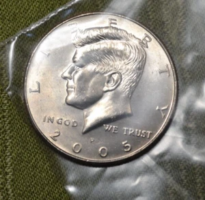 2005 P Kennedy Half Dollar Coin - circulated - Picture 1 of 2