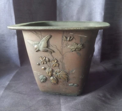 ancien pot ou cache pot asiatique en bronze sculpté en relief Japon Chine signé - Photo 1/4