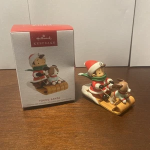 Hallmark Andenken 2023 Junger Weihnachtsmann 2. in Serie Weihnachtsschmuck - Bild 1 von 3