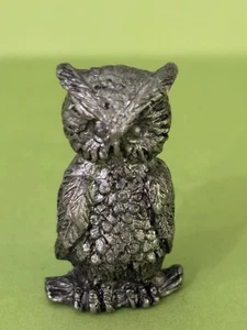 Estatuilla de búho miniatura de peltre Wilson Hudson de colección 1/2 “ancho X 1” de alto - Imagen 1 de 5