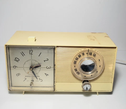 GE AM Clock Radio Cream Beige Model C-410A Vintage-For Parts Or Restoration Cover