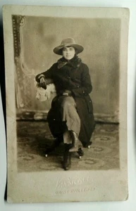 Vintage 20er Jahre Echt Foto Postkarte Frau mit Hut & Fellkragen AZO - Bild 1 von 2